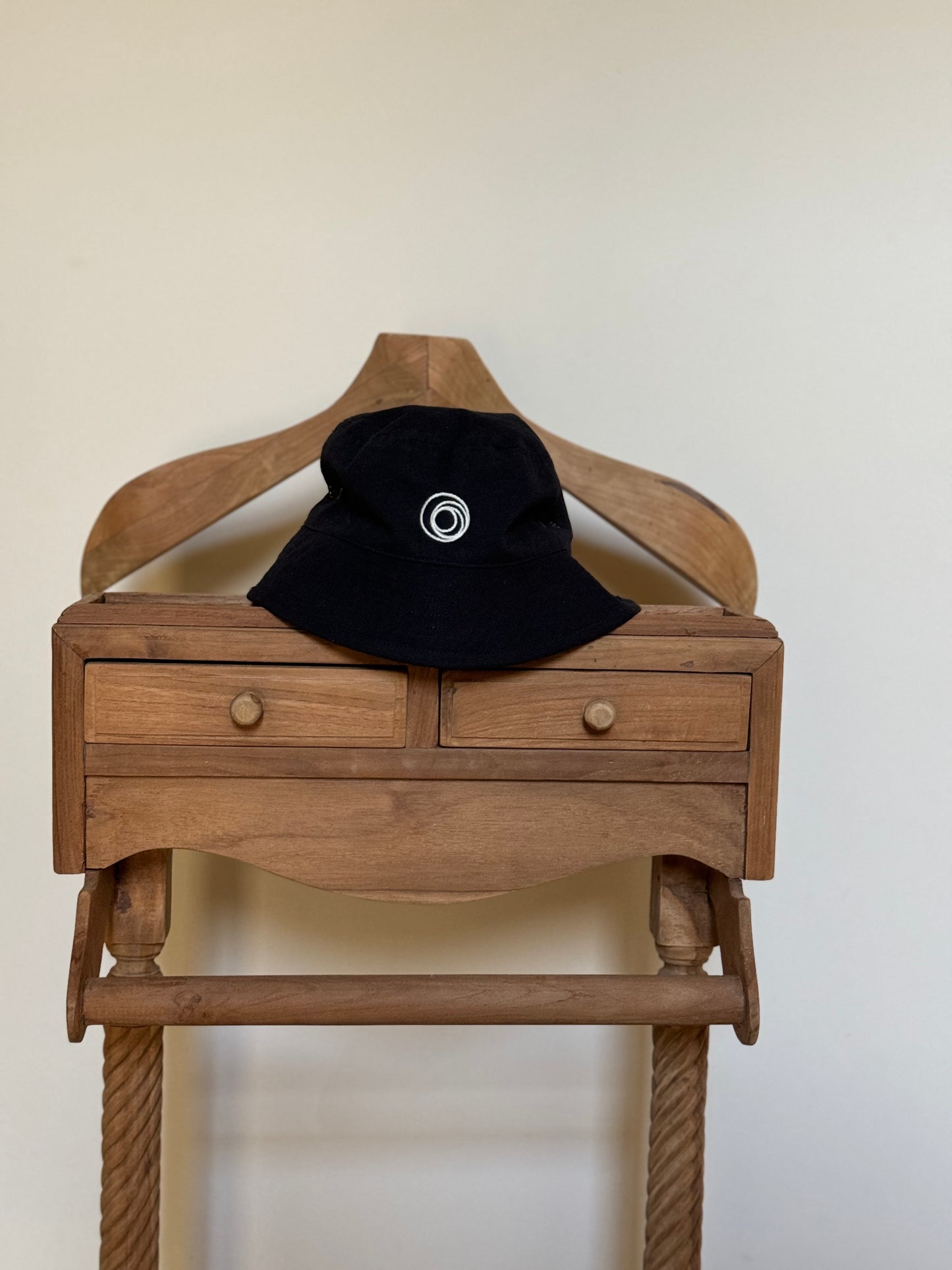 Bucket hat black logo