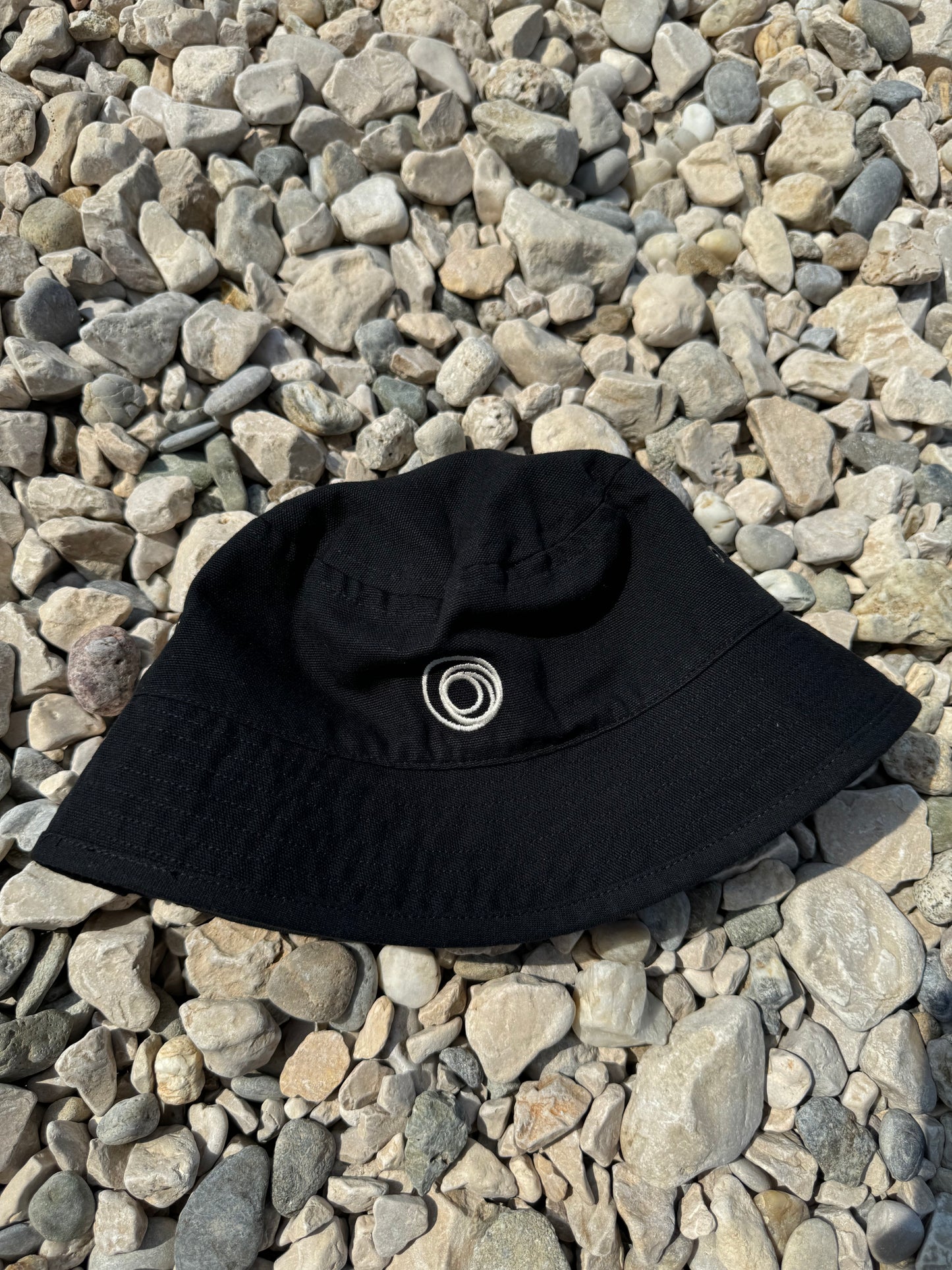 Bucket hat black logo